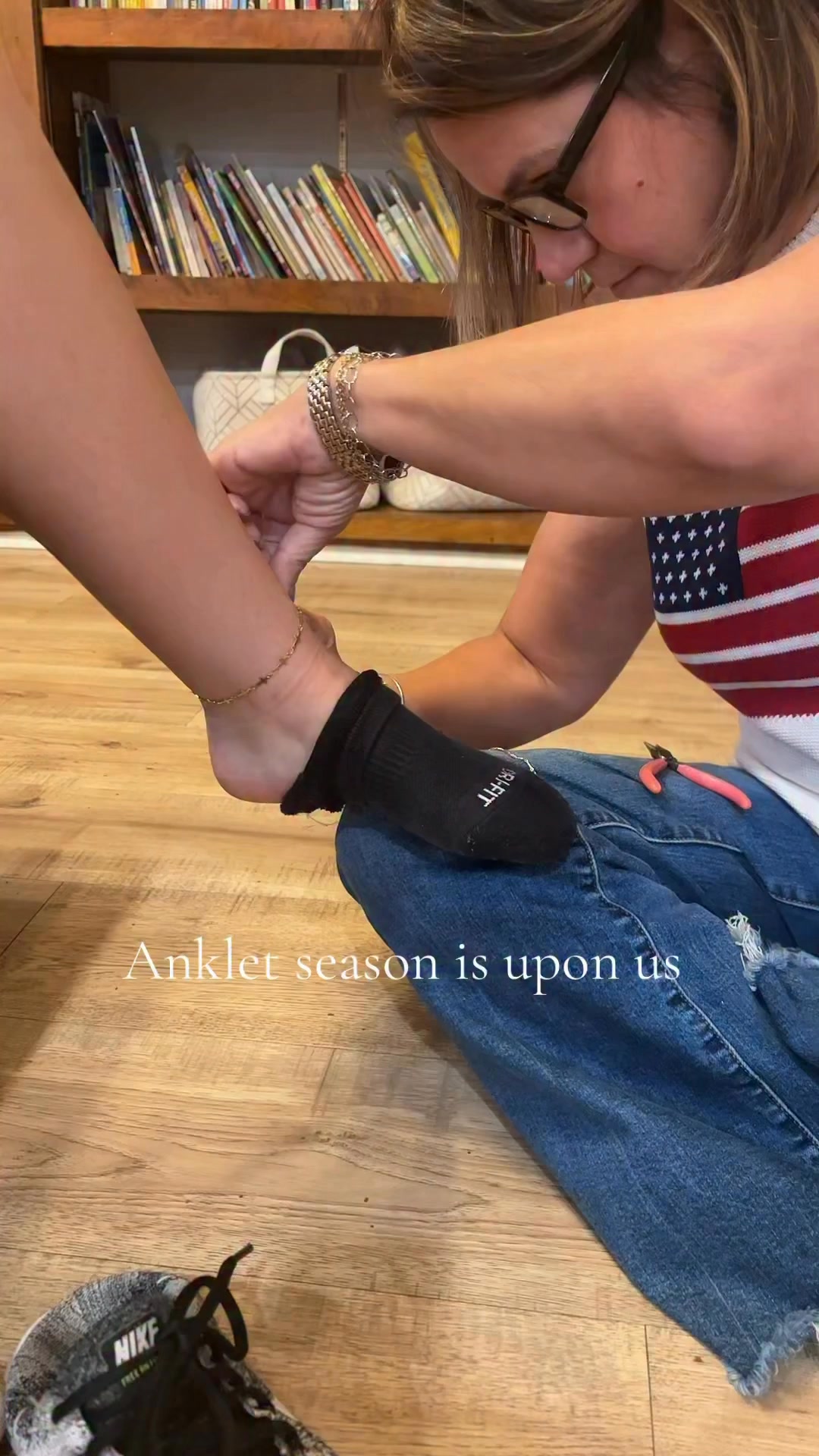 Anklet season is officially HERE ☀️✨
Tan lines, sandals, beach days & tiny little sparkle moments around your ankle just hit different 💛

Who’s getting LINXed for summer?! 👣✨ #AnkletSeason #PermaLinx #SummerStyle #BeachyVibes #PermanentJewelry #YourFavoriteJewelryLady