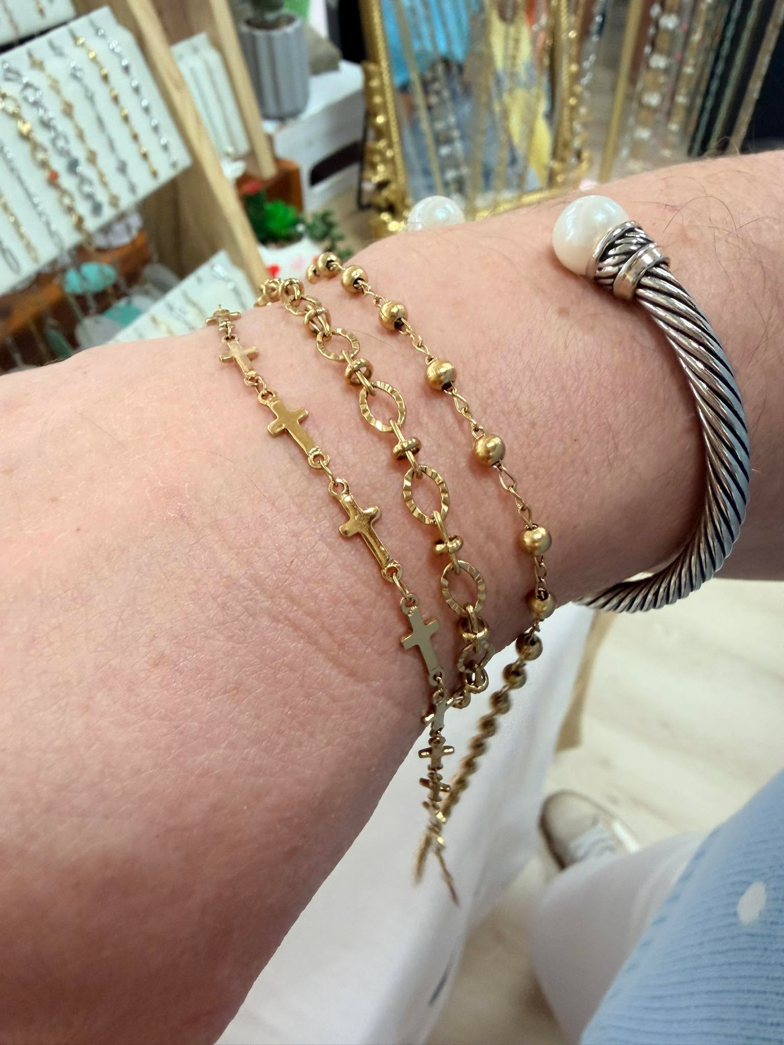 ⏳ Quick! Quick!

Help my customer decide!!! 

✝️ Cross 
or 
🪩 Ball
